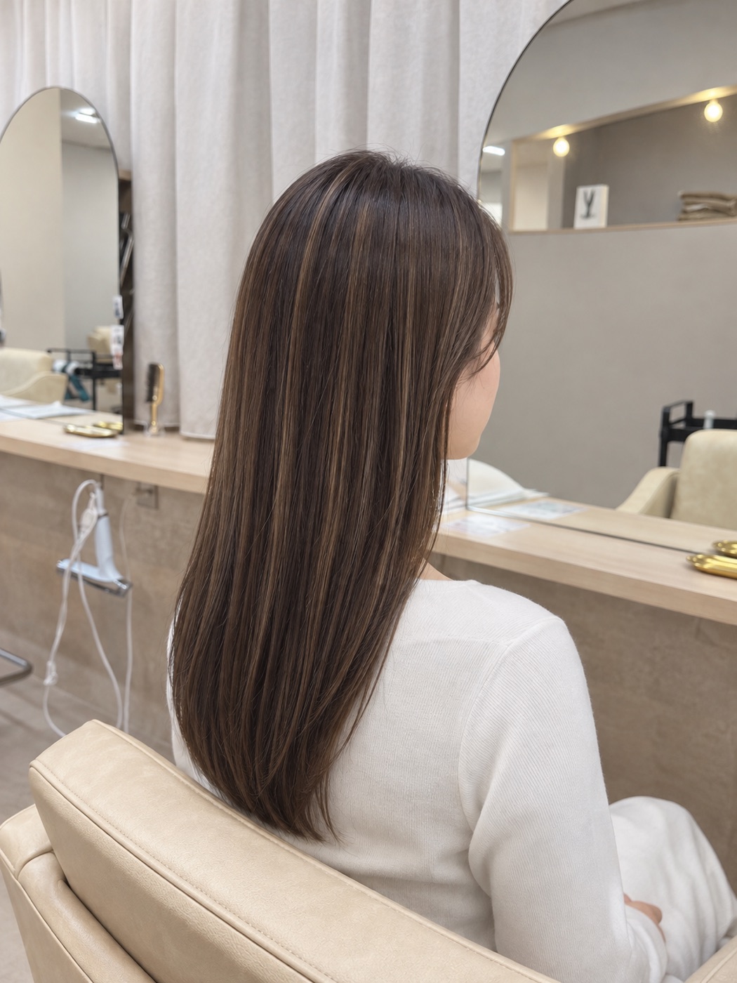 柔らかな光の中の艶やかなヘアスタイル