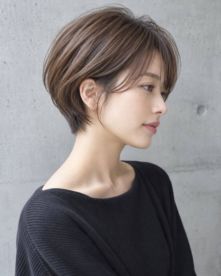 丸みのあるショートスタイル、横顔